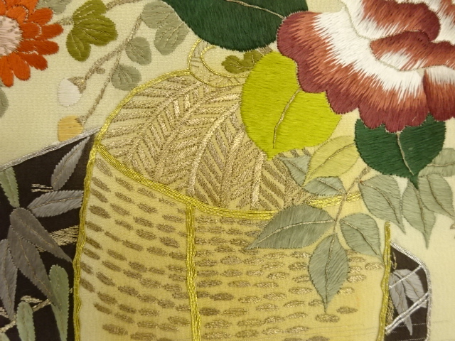  アンティーク　花瓶に文箱・椿・南天模様刺繍丸帯（着用可）